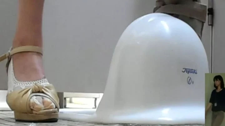 衝撃のトイレ盗撮！欲望うず巻く個室の秘密 のスクリーンショット 1