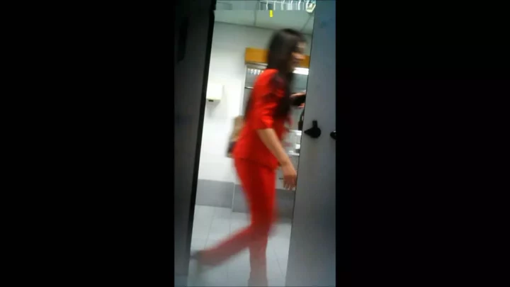 エアアジア空港トイレでハプニング！隠し撮り放尿盗撮 のスクリーンショット 1