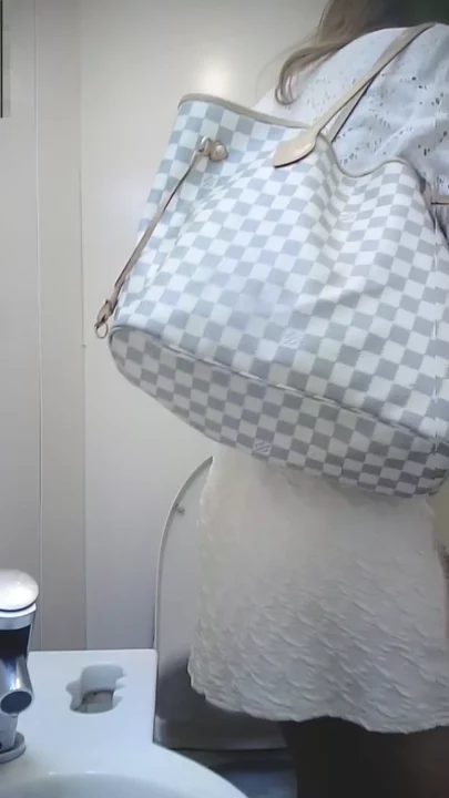 コンビニトイレで発見！美女のひそかな吐息 のスクリーンショット 1