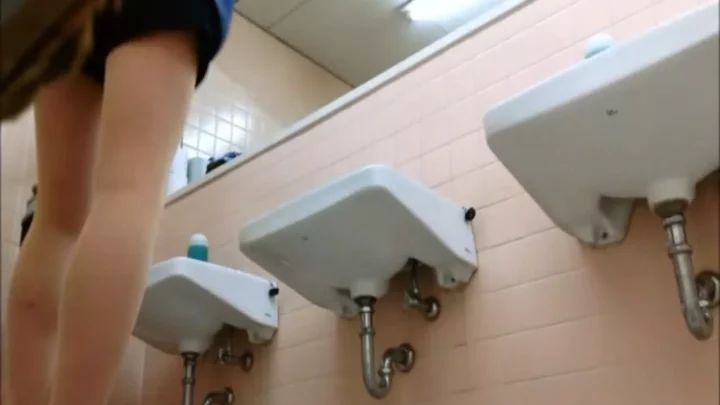 和式トイレで秘密の放尿！魅惑の密着ショット のスクリーンショット 1