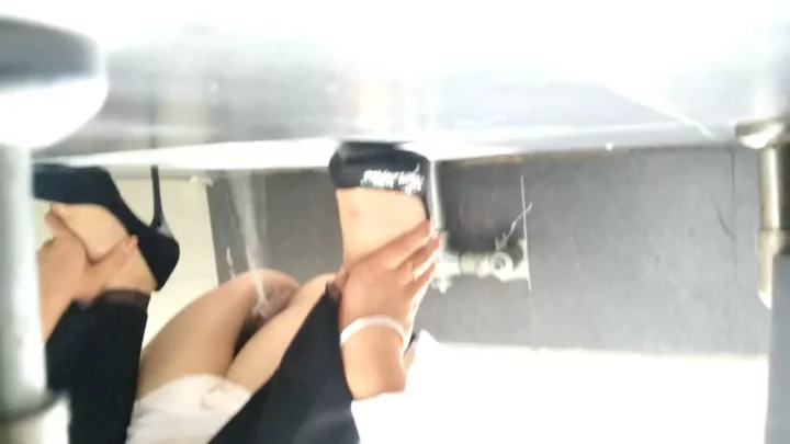 【隠し撮り】トイレに仕掛けられた盗撮カメラ！ のスクリーンショット 1