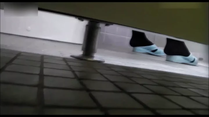 体育館トイレ盗撮!まさかの密会現場を激写 のスクリーンショット 1