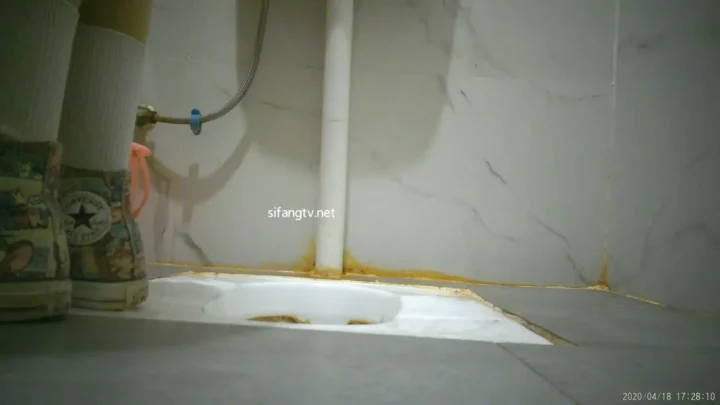 中国のトイレで捉えた！豊満ヒップの盗撮映像 のスクリーンショット 1