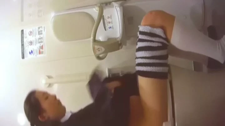 トイレで盗撮された女子学生たち…隠し撮りの衝撃 のスクリーンショット 1