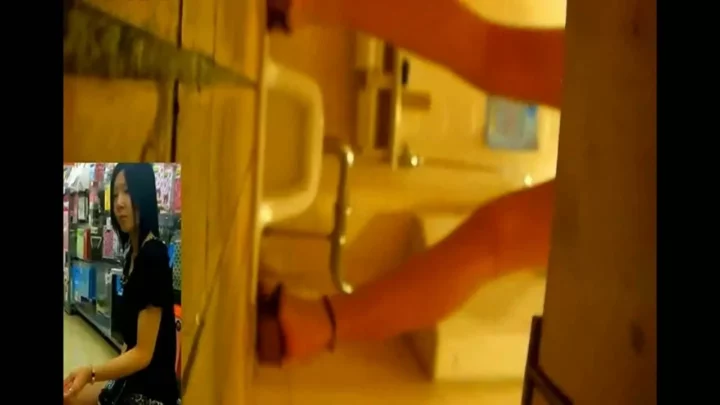 【無修正】盗撮カメラが捉えた女子トイレの衝撃映像 のスクリーンショット 1