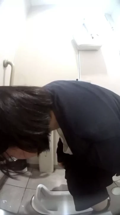 有名歌手そっくりさんが公共トイレで大胆露出! のスクリーンショット 1