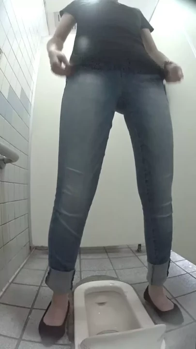 有名歌手そっくりさんが公共トイレで大胆露出! のスクリーンショット 5