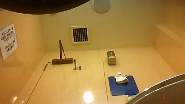 盗撮！トイレの密室に仕掛けられた隠しカメラ のスクリーンショット 1