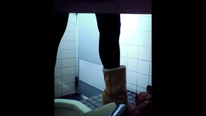 激レア!和式トイレで繰り広げられる禁断の嗅覚体験 のスクリーンショット 5