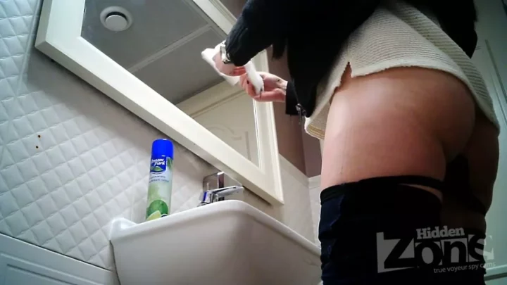露西亜の隠し撮り！トイレで魅せる無防備な淑女たち のスクリーンショット 2