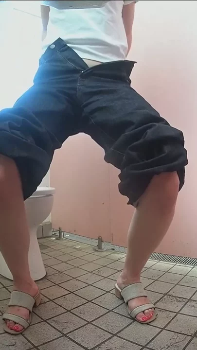 真夏のビーチで発見！隠し撮りトイレ盗撮 のスクリーンショット 2
