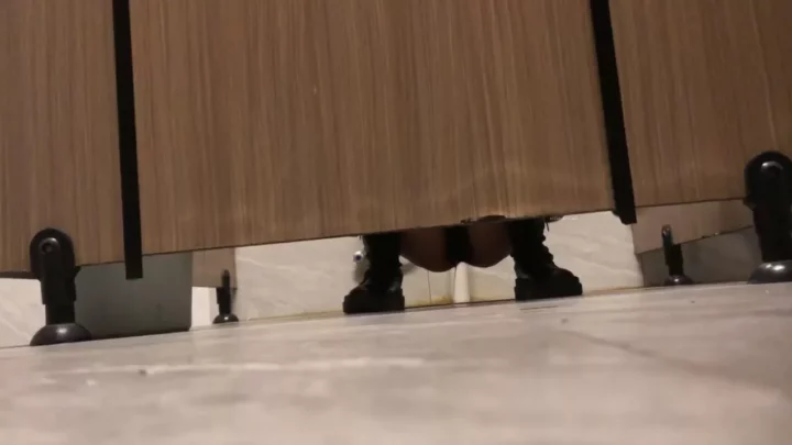 中国トイレ盗撮：密室に潜む欲望の瞬間 のスクリーンショット 2