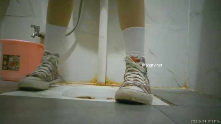 中国のトイレで捉えた！豊満ヒップの盗撮映像 のスクリーンショット 2