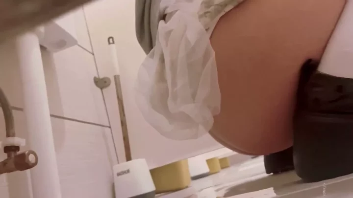 女子トイレ盗撮！精巧カメラで隠し撮り のスクリーンショット 2