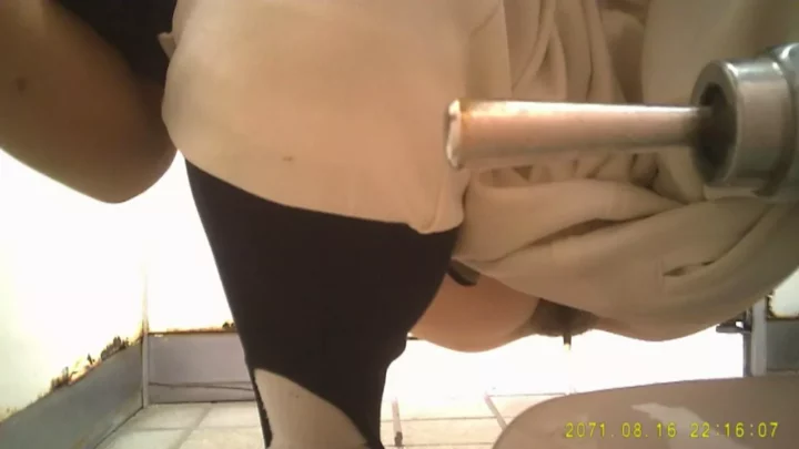 監視カメラが捉えた女神の秘密！トイレ盗撮3本立て のスクリーンショット 2