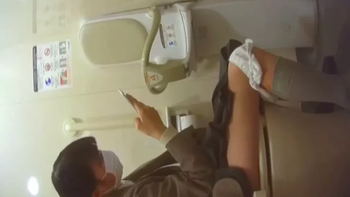 トイレで盗撮された女子学生たち…隠し撮りの衝撃 のスクリーンショット 2