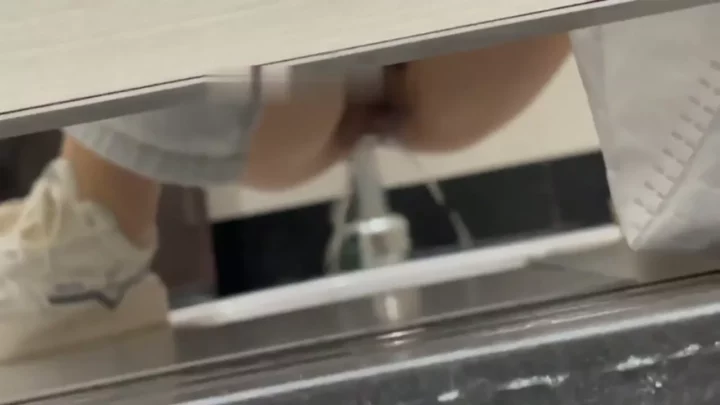 中国公共トイレ盗撮!大胆露出にドキドキが止まらない のスクリーンショット 2