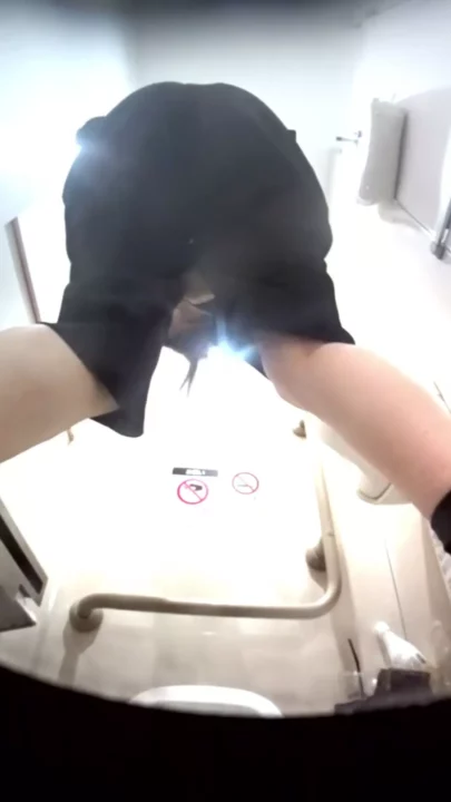 有名歌手そっくりさんが公共トイレで大胆露出! のスクリーンショット 2