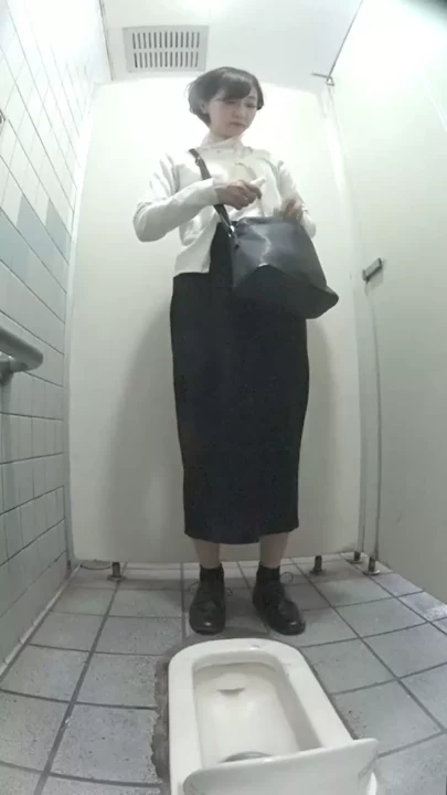 有名歌手そっくりさんが公共トイレで大胆露出! のスクリーンショット 6
