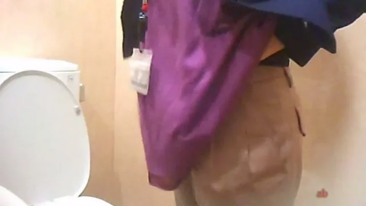 盗撮！トイレの密室に仕掛けられた隠しカメラ のスクリーンショット 2