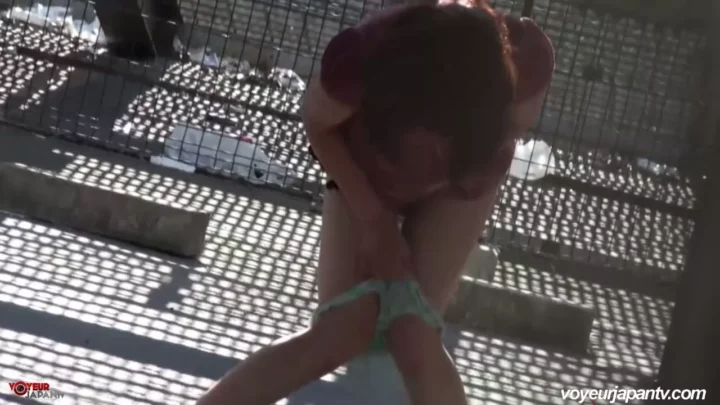 覗き見の興奮！フリルをまとった美女の放尿 のスクリーンショット 3