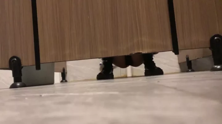 中国トイレ盗撮：密室に潜む欲望の瞬間 のスクリーンショット 3