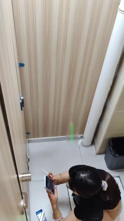 オフィス密着！女子トイレ盗撮の衝撃記録 のスクリーンショット 3