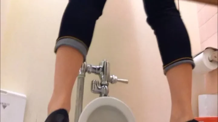 和式トイレで秘密の放尿！魅惑の密着ショット のスクリーンショット 3