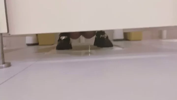 女子トイレ盗撮！精巧カメラで隠し撮り のスクリーンショット 3