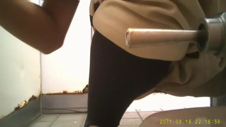監視カメラが捉えた女神の秘密！トイレ盗撮3本立て のスクリーンショット 3