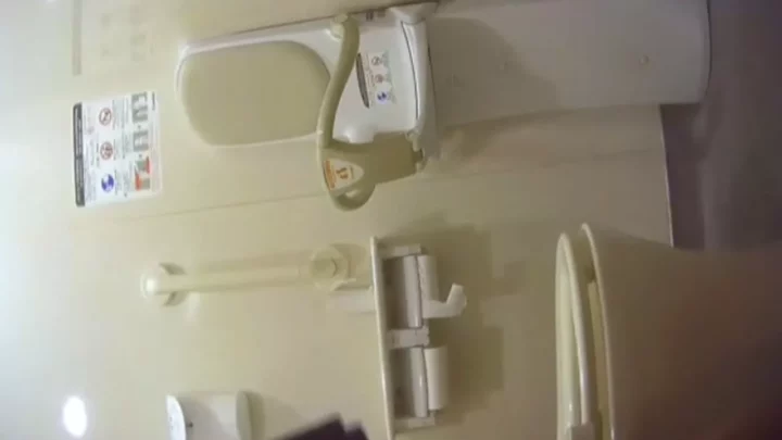 トイレで盗撮された女子学生たち…隠し撮りの衝撃 のスクリーンショット 3