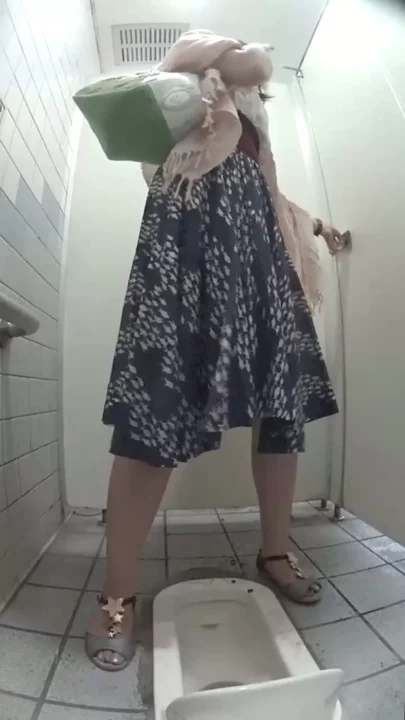 有名歌手そっくりさんが公共トイレで大胆露出! のスクリーンショット 7