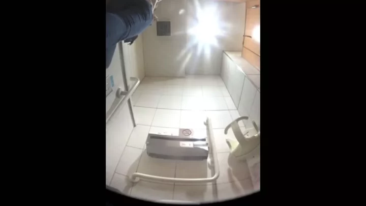 トイレ盗撮！ド迫力うんこが止まらない絶頂排泄 のスクリーンショット 3