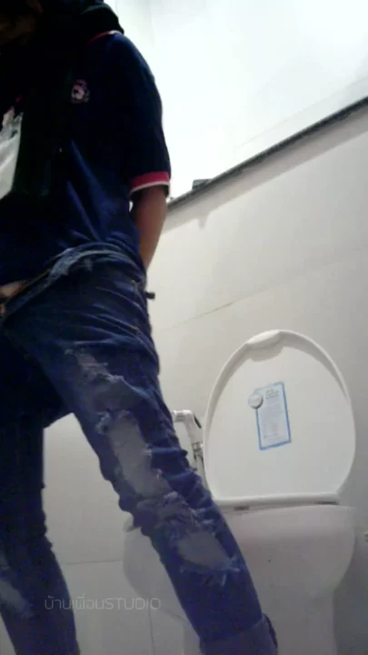 【隠し撮り】タイの学生寮トイレで繰り広げられる少女たちの秘密 のスクリーンショット 3