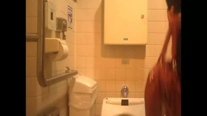 【無修正】新年早々ハプニング！トイレ盗撮スペシャル のスクリーンショット 3