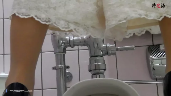 彼女の秘密を暴く！魅惑のヒップライン観察 のスクリーンショット 4