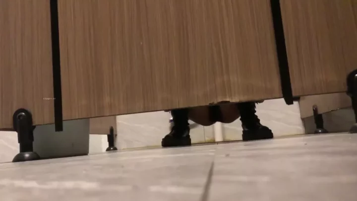 中国トイレ盗撮：密室に潜む欲望の瞬間 のスクリーンショット 4