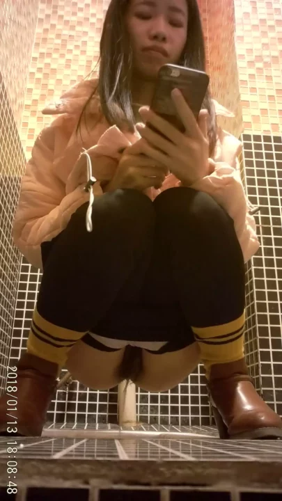 制服美少女が宙を舞う!衝撃の空中浮遊体験 のスクリーンショット 4
