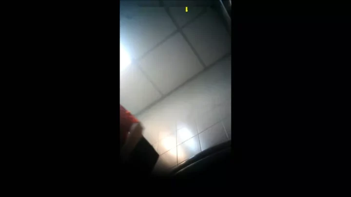 エアアジア空港トイレでハプニング！隠し撮り放尿盗撮 のスクリーンショット 4