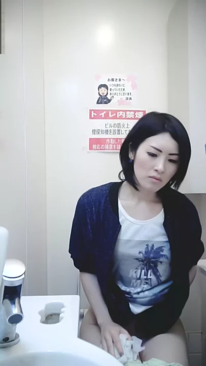 トイレで密かに覗き見！美女の無防備な姿を激写 のスクリーンショット 4