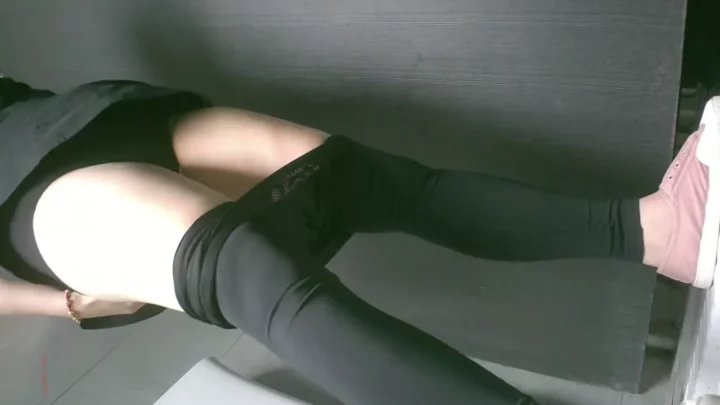 盗撮された中国人美女のトイレ風景 のスクリーンショット 4