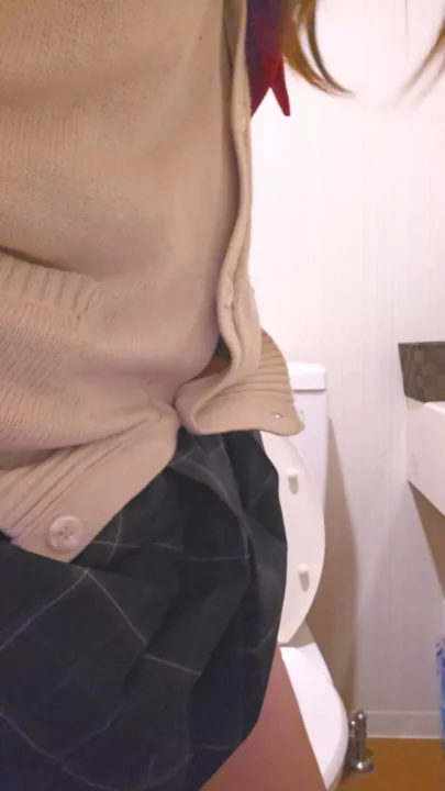正面アングルで覗くトイレの秘密、4Kで鮮明に のスクリーンショット 4