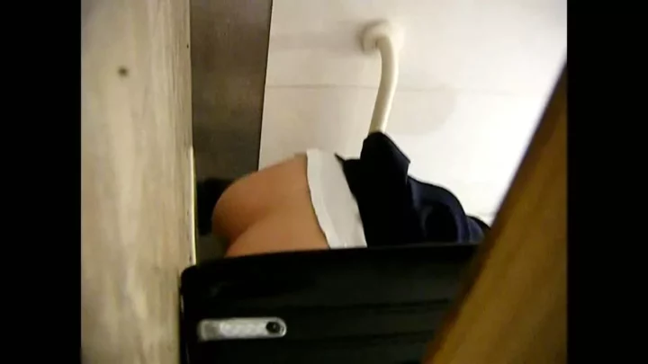 【無修正】盗撮カメラが捉えた女子トイレの衝撃映像 のスクリーンショット 4