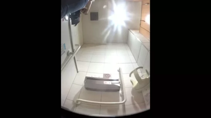 トイレ盗撮！ド迫力うんこが止まらない絶頂排泄 のスクリーンショット 4