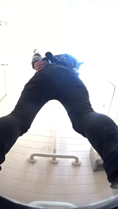 【トイレカメラ】個室で繰り広げられる驚きの瞬間！ のスクリーンショット 4