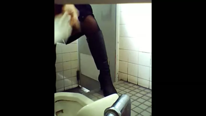 激レア!和式トイレで繰り広げられる禁断の嗅覚体験 のスクリーンショット 8