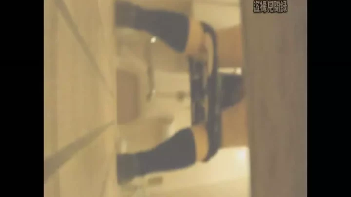 【無修正】新年早々ハプニング！トイレ盗撮スペシャル のスクリーンショット 4