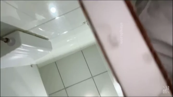 女子トイレの密室で…美女大生2人の禁断プレイ のスクリーンショット 1
