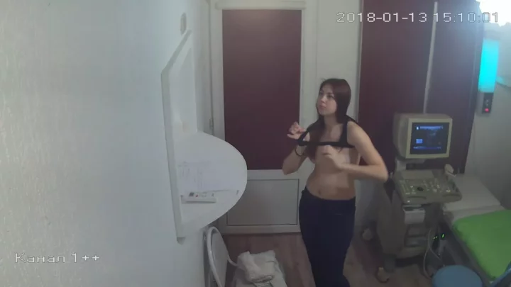 診察室の秘め事… ロシア人美女の密着盗撮 のスクリーンショット 1