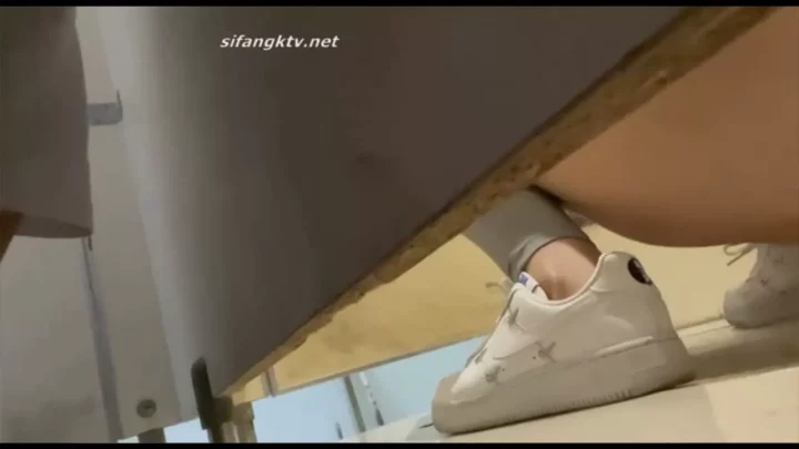 【ジム盗撮】電報群流出！鍛えられた美尻が目の前に のスクリーンショット 1